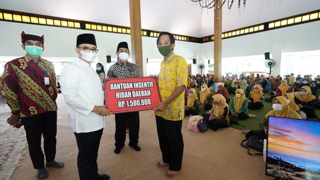 Bupati Banyuwangi Abdullah Azwar Anas menyerahkan insentif untuk para guru TK dan PAUD