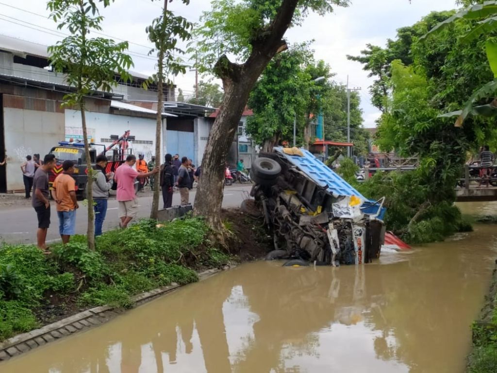 Dump truk muat semen yang terjun ke sungai