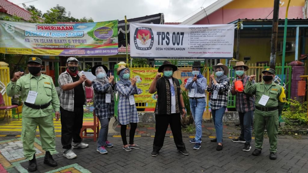 Para koboi yang bertugas di TPS 007 Yosowilangun, Gresik