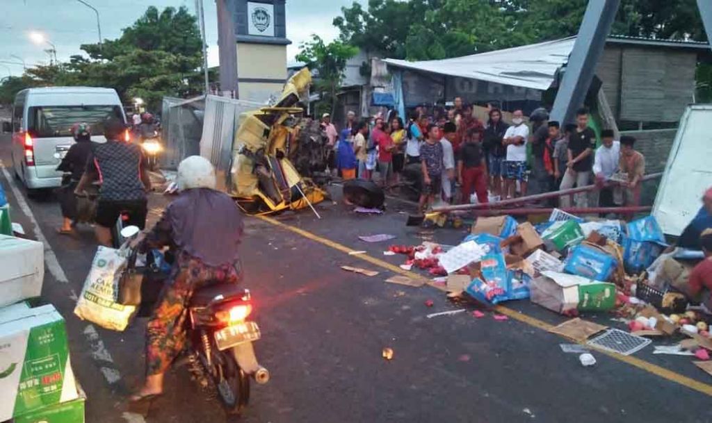 Truk boks muat buah terguling