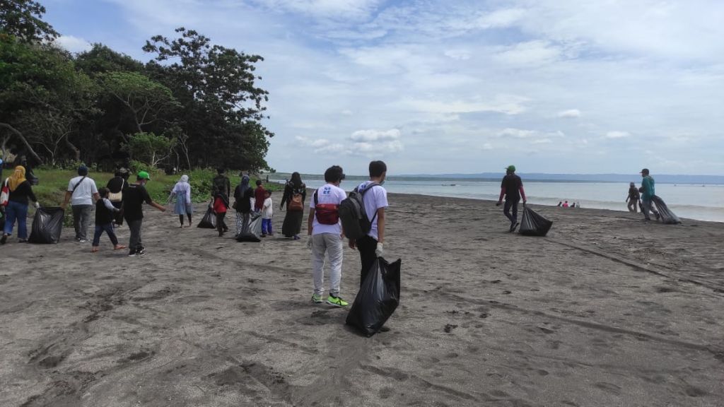 Bersih-bersih pantai di Geopark Ijen Banyuwangi