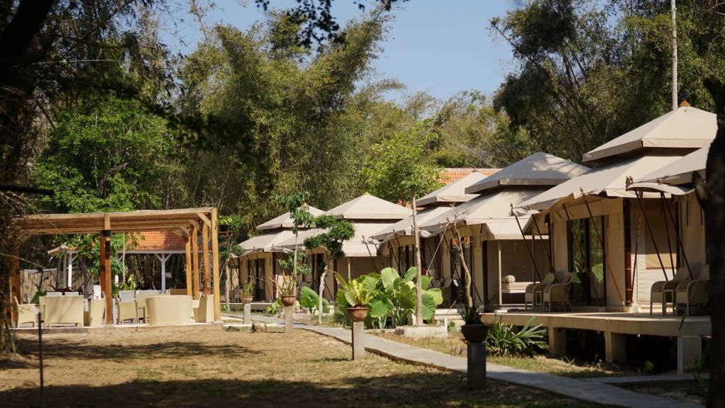 Jawa Jiwa G-Land, salah satu akomodasi yang menawarkan glamping di Taman Nasional Alas Purwo Banyuwangi