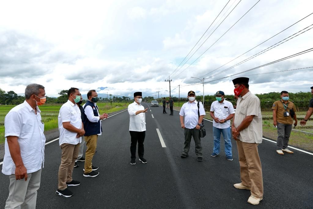 Bupati Banyuwangi Abdullah Azwar Anas saat mengecek pembangunan jalan alternatif Genteng-Gambiran