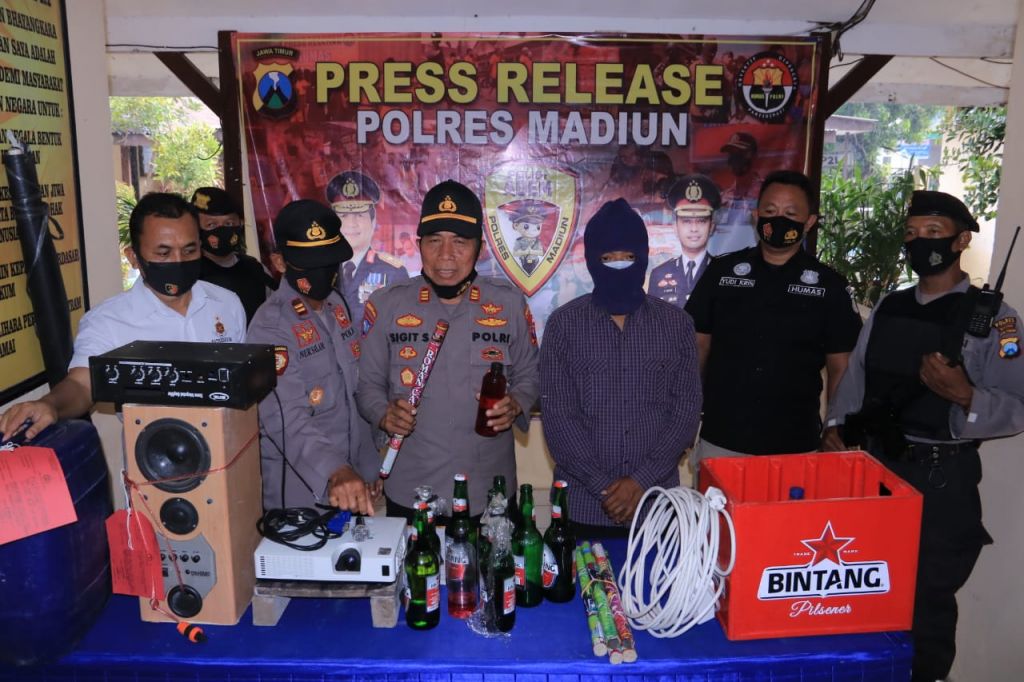 Polisi membeberkan tersangka dan barang bukti atas kasus kerumunan warga pada pesta malam tahun baru di Madiun