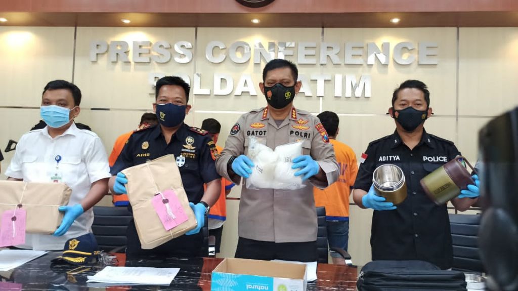 Kabid Humas Polda Jatim, Kombes Pol Gatot Repli Handoko dan pejabat Ditresnarkoba membeberkan barang bukti dan para tersangka