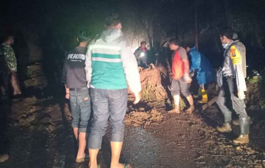 Jalur Menuju Bromo Tertutup Lumpur dan Longsor, Warga Butuh Alat Berat