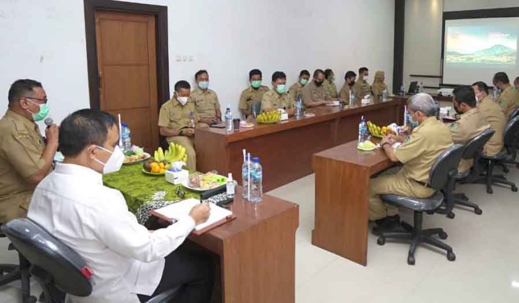 Bupati Anas Keliling, Cek Kesiapan Bansos hingga Perbaikan Perizinan