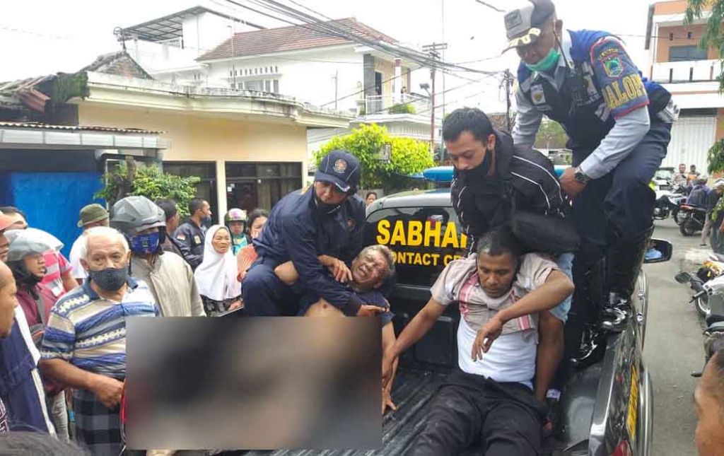 Petugas evakuasi korban