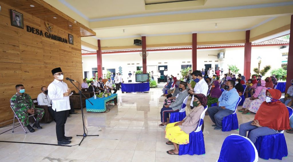 Bupati Banyuwangi Abdullah Azwar Anas saat pembagian bansos tunai