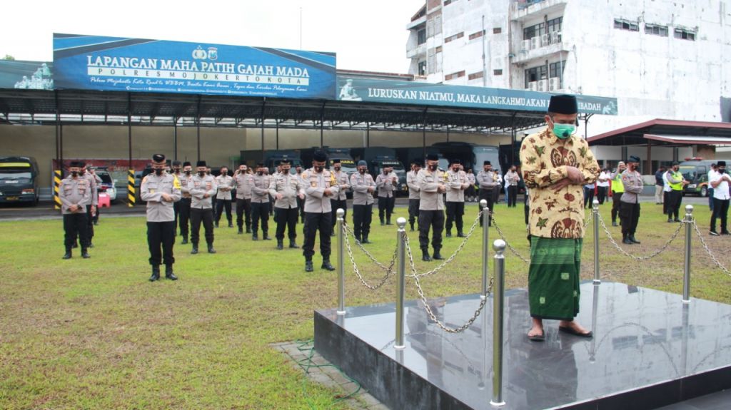 Salat gaib dilaksanakan di Lapangan Patih Gajah Mada Polres Mojokerto Kota