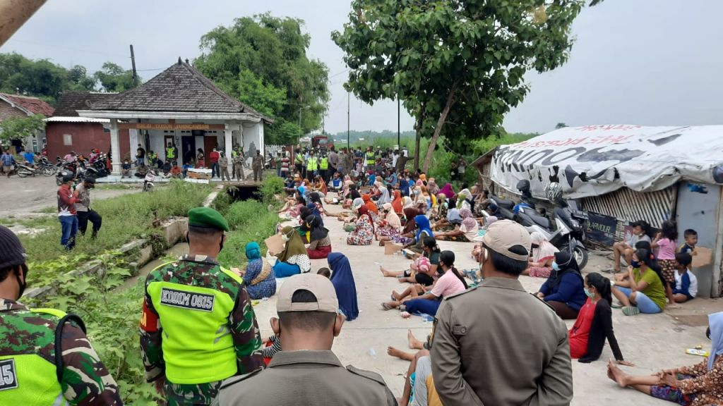 Blokade Truk Sampah, Ratusan Warga Tolak Keberadaan TPA Karangdiyeng
