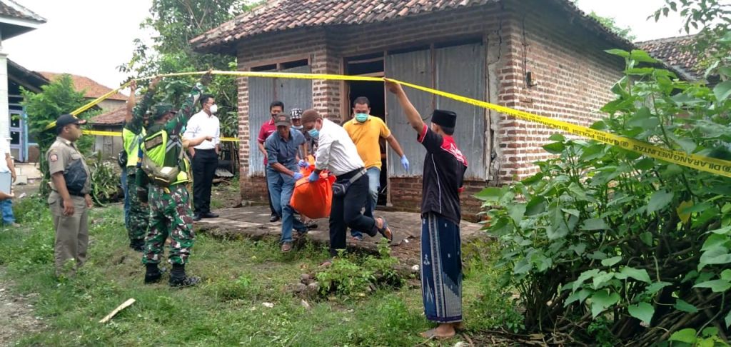 Polisi evakuasi jenazah pembunuhan di Pasuruan