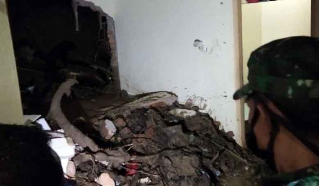 Evakuasi korban oleh petugas