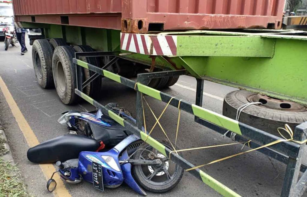 Seorang Biker Tewas Terlindas Trailer di Margomulyo Surabaya