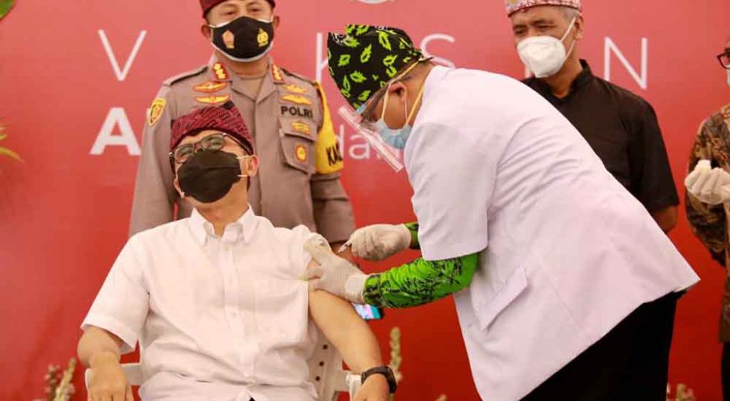 Bupati Anas divaksin Covid-19