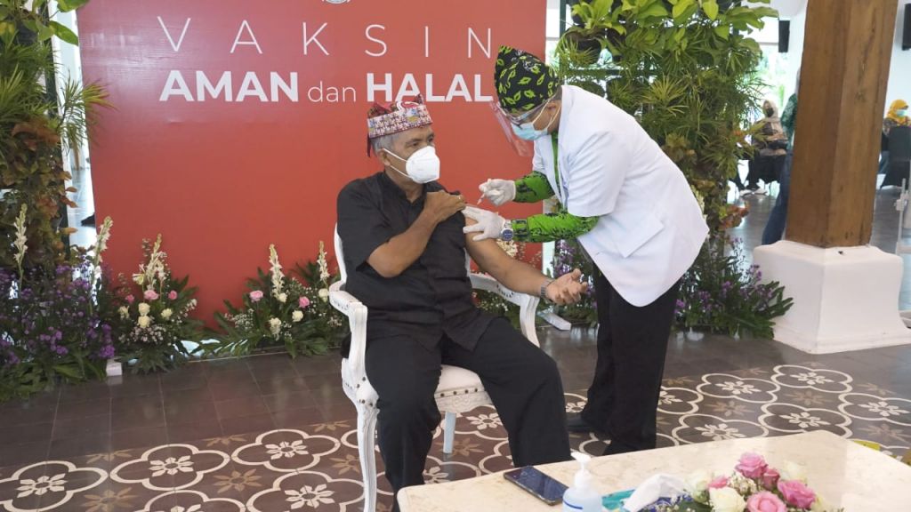 Tokoh agama di Banyuwangi menjalani vaksinasi Covid-19