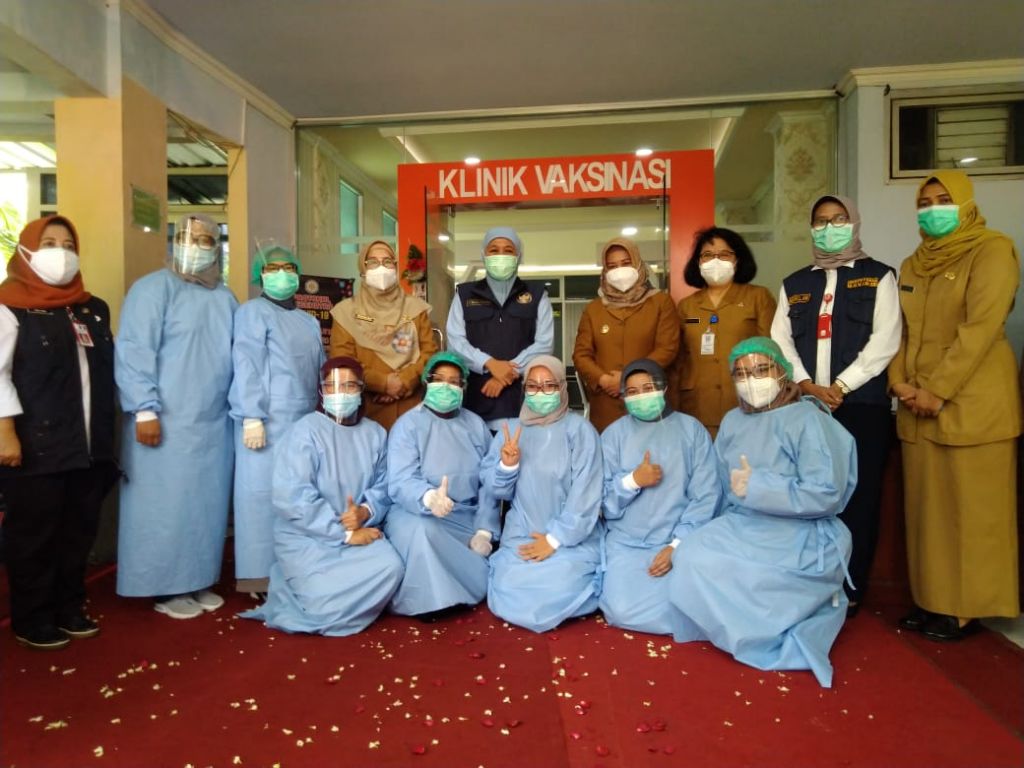 Gubernur Jatim Khofifah dan Wali Kota Mojokerto Ika Puspitasari bersama tenaga kesehatan