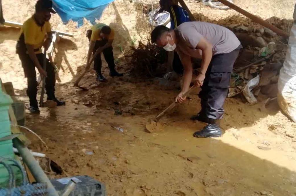 Satu Rumah di Ponorogo Tertimpa Tebing Longsor Setinggi 10 Meter