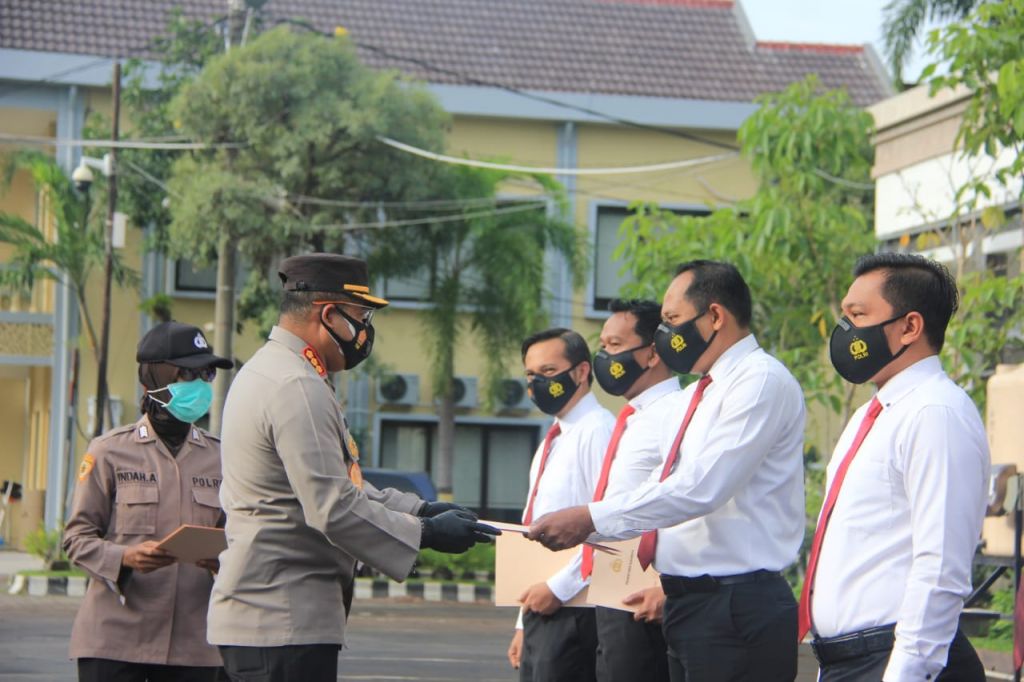 Penghargaan diberikan Kapolrestabes Surabaya, Kombes Pol Jhonny Eddizon Isir