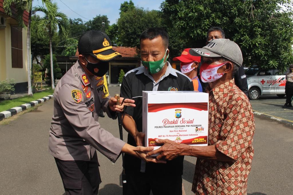 HPN 2021, Wartawan dan Polisi di Pasuruan Bagikan Sembako