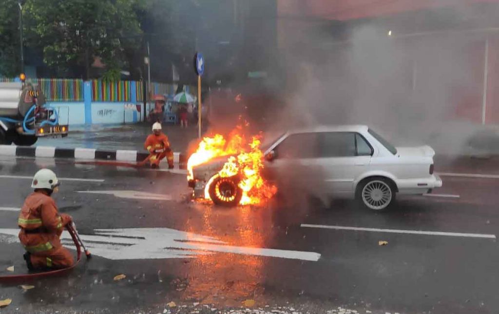 Terjebak Macet di Surabaya, Mobil BMW Terbakar
