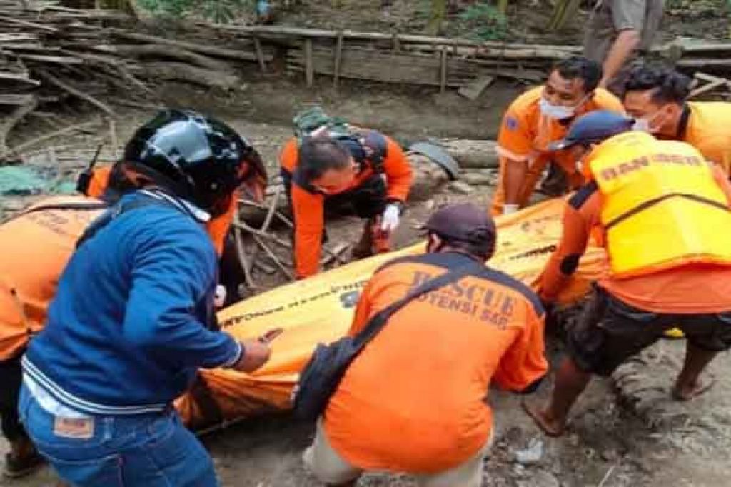 Sesosok Mayat Pria Tanpa Identitas Ditemukan di Bengawan Madiun