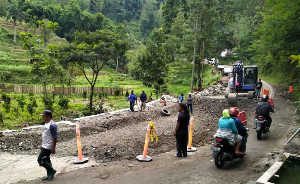 Perbaikan jalan yang rusak