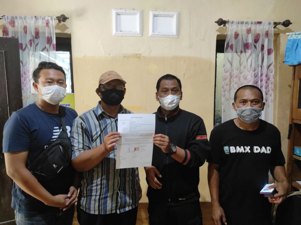 Unit Reskrim Polsek Purworejo, Polres Pasuruan Kota memediasi dua pria yang berselisih paham