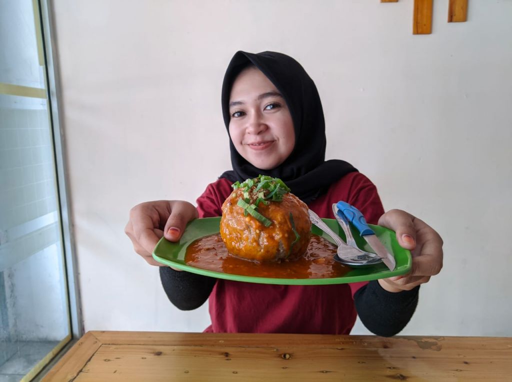 Menikmati bakso jumbo di Ponorogo
