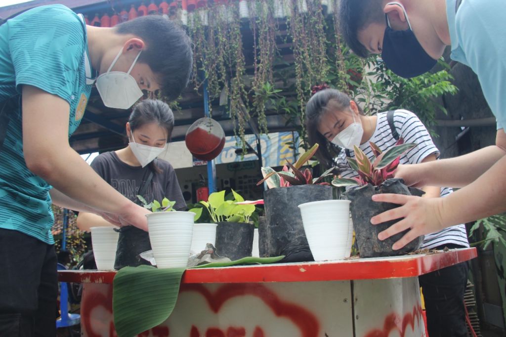 Melihat dari Dekat Pengabdian Mahasiswa UK Petra Surabaya di Masyarakat
