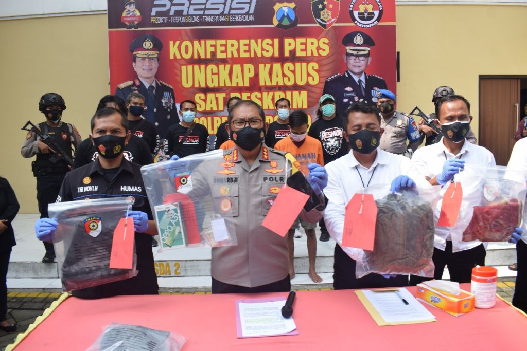 Dua pelaku pembunuhan pemuda dan barang bukti dipamerkan di Mapolresta Sidoarjo