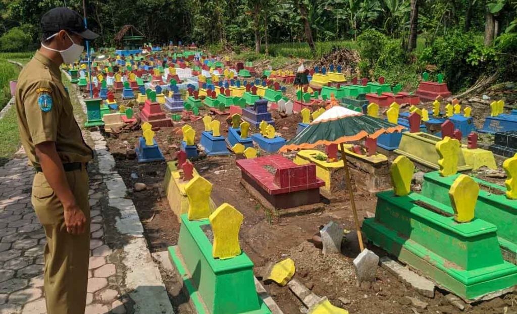 Hilangkan Kesan Seram, Komplek Makam di Ponorogo ini Dicat Aneka Warna