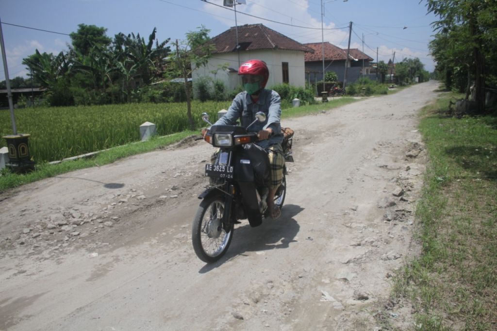 Jalan rusak di Ponorogo (Foto: Mita Kusuma/jatimnow.com)