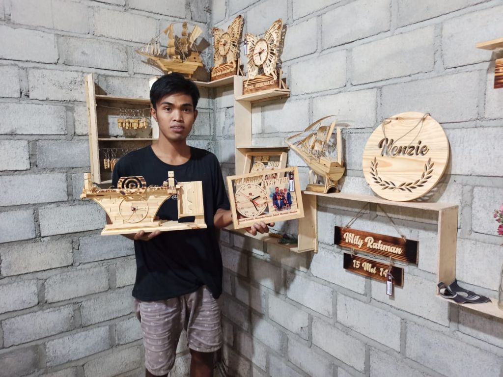 Wandi menunjukkan kerajinan dari limbah kayu karya dirinya dan para pemuda Pemuda Desa Sidoharjo, Ponorogo