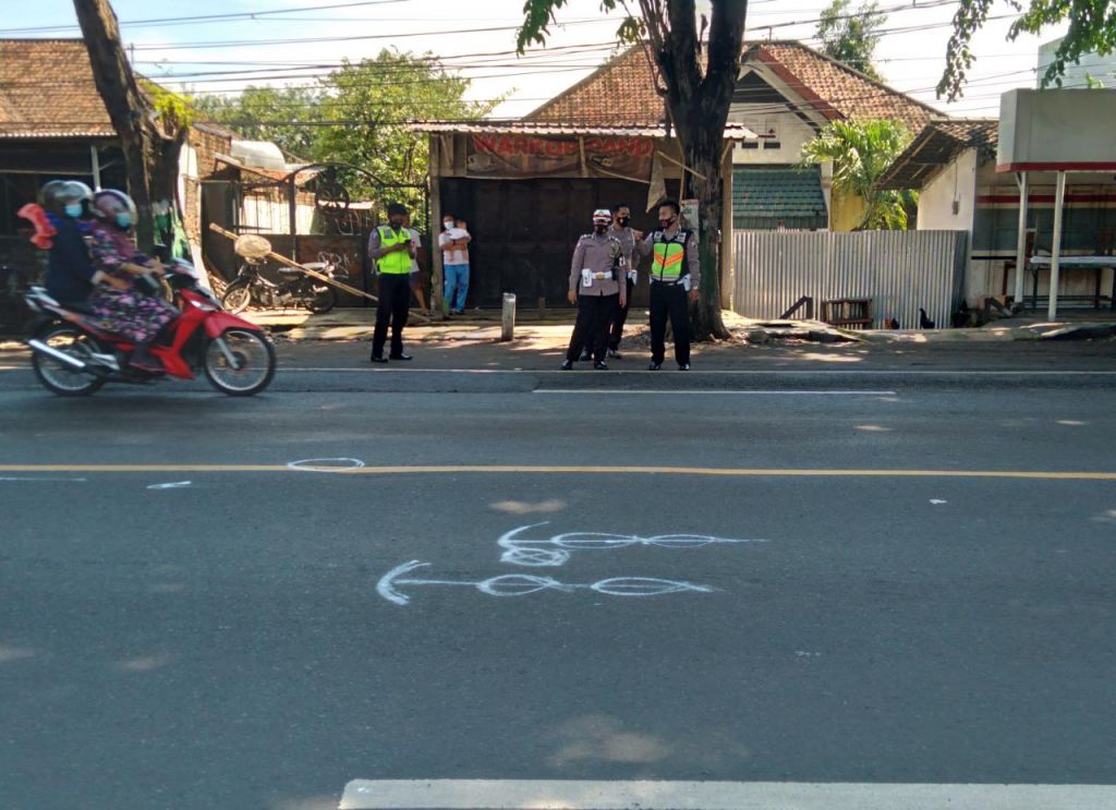 Tim Unit Laka Satlantas Polres Pasuruan melakukan olah TKP di lokasi kecelakaan