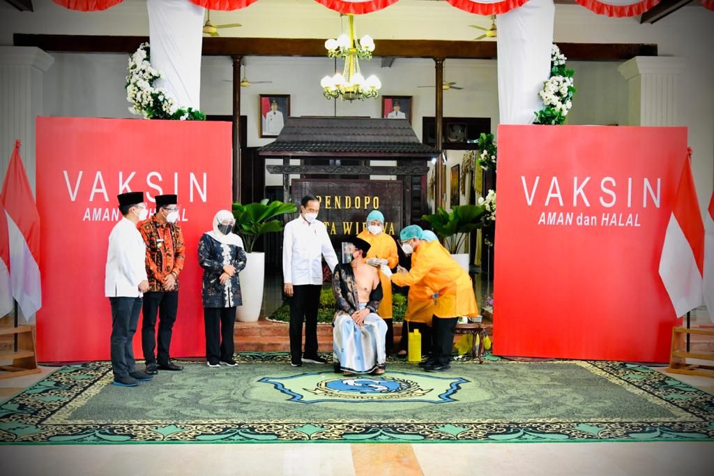 Presiden Jokowi saat meninjau pelaksanaan vaksinasi di Sidoarjo