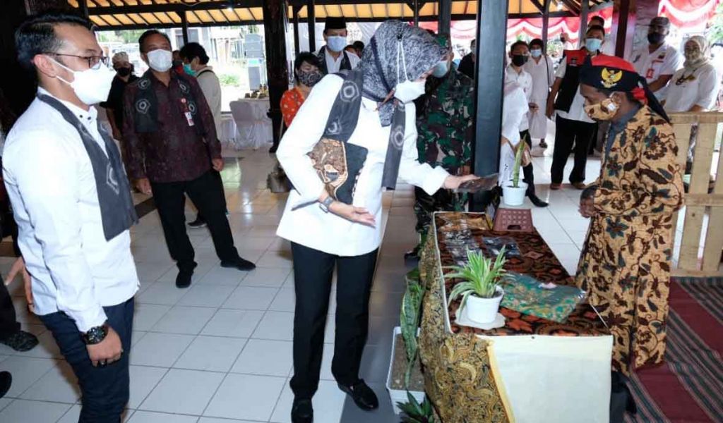 Wali Kota Batu, Dewanti Rumpoko melihat pameran batik saat acara Jagongan Ngaglik