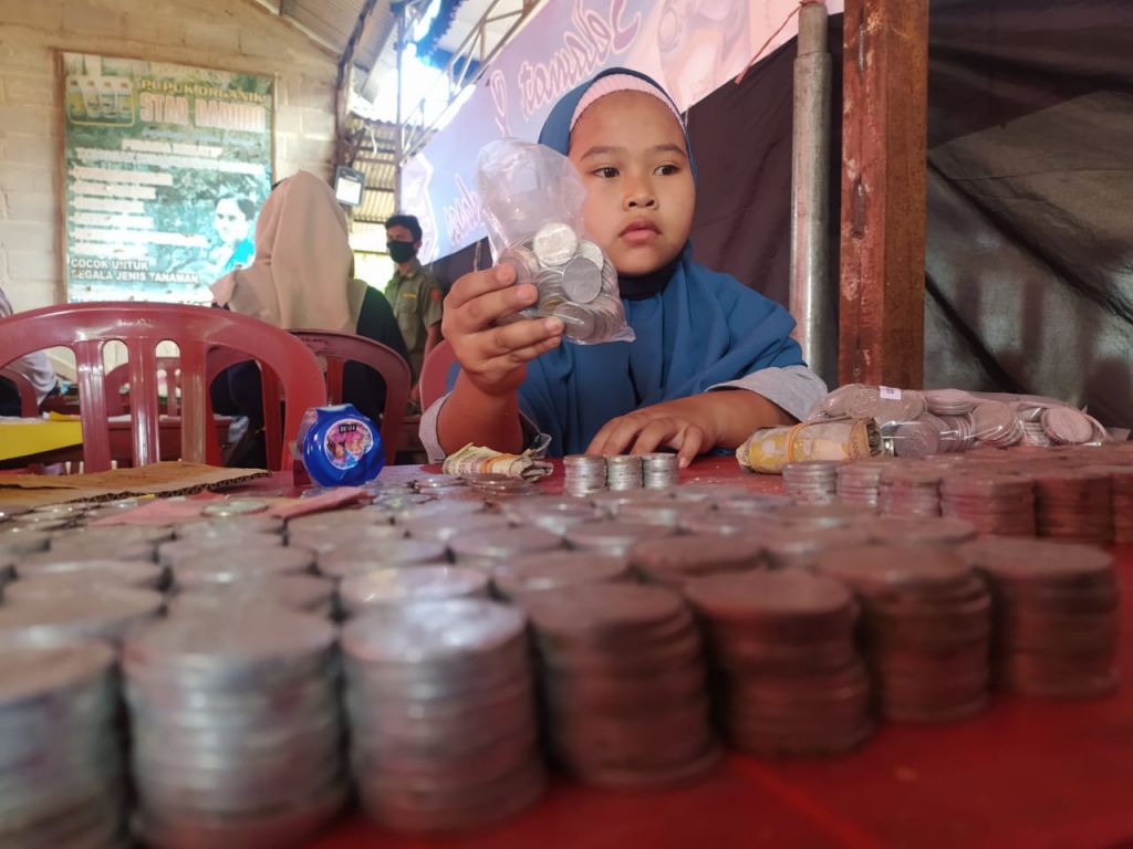 Salah satu anak yang mengikuti acara bongkar celengan massal di Ponorogo