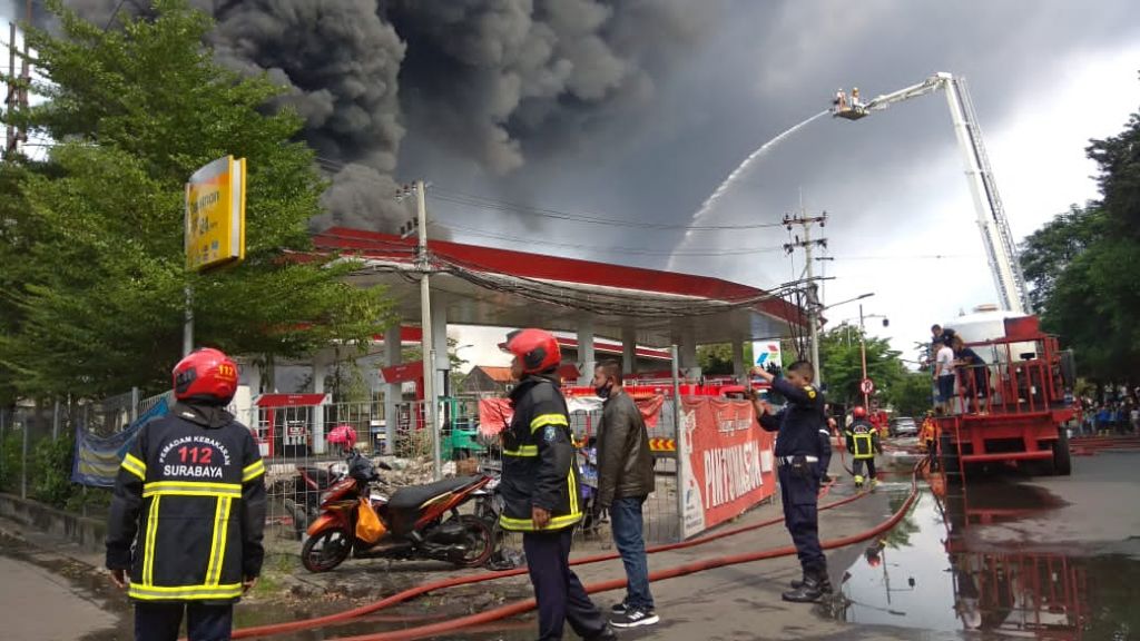 Gudang Tumpukan Palet Plastik di Surabaya Terbakar, Bronto Skylift Dikerahkan