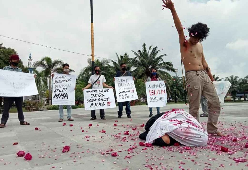 Jurnalis Madiun Gelar Aksi Teatrikal Desak Usut Pelaku Kekerasan ke Nurhadi
