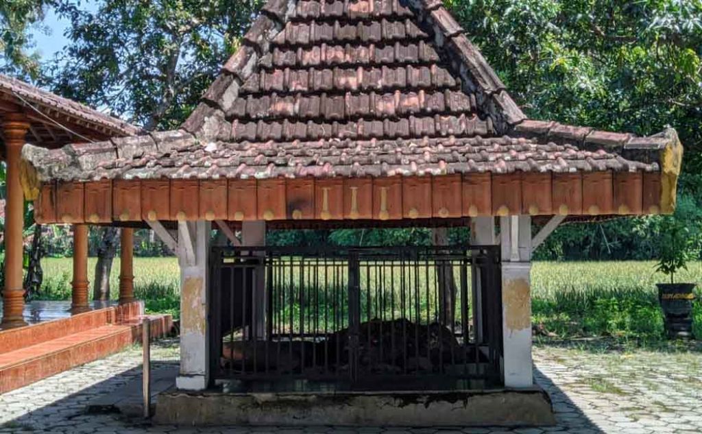 Makam Ki Ageng Honggolono