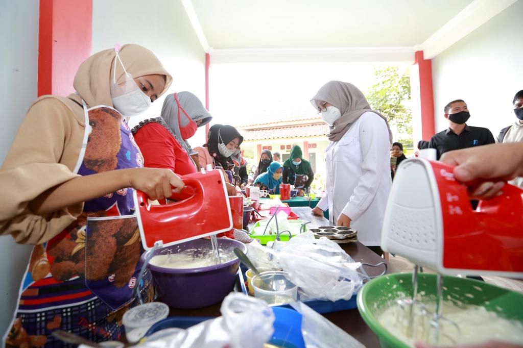 Bupati Ipuk Fiestiandani serahkan bantuan alat usaha gratis bagi warga Banyuwangi