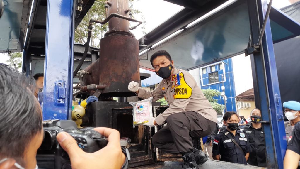 Kapolda Jatim Irjen Pol Nico Afinta memusnahkan barang bukti narkotika