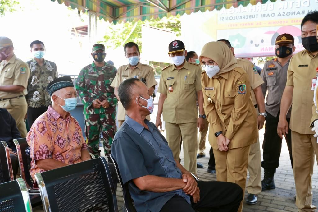 Bupati Banyuwangi, Ipuk Fiestiandani meninjau proses vaksinasi takmir masjid di Puskesmas Kebaman, Kecamatan Srono