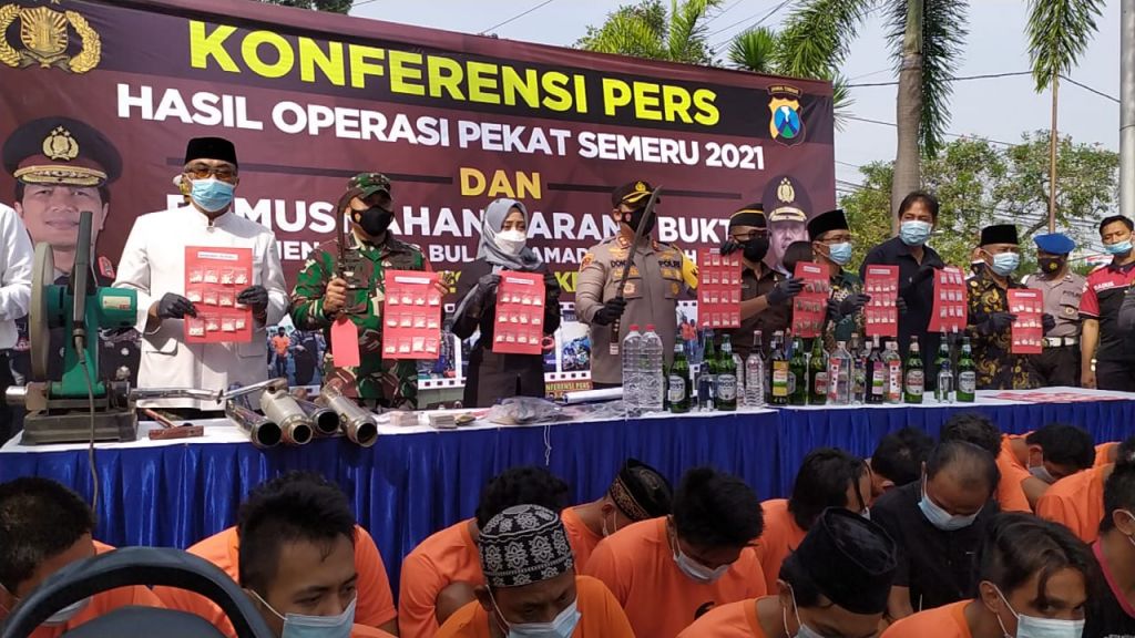 Para tersangka dan barang bukti dibeber di Mapolres Mojokerto