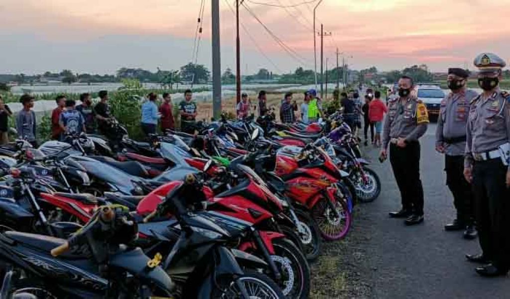 Polisi Razia Jembatan Layang Tempat Sekelompok Remaja Tawuran saat Ngabuburit