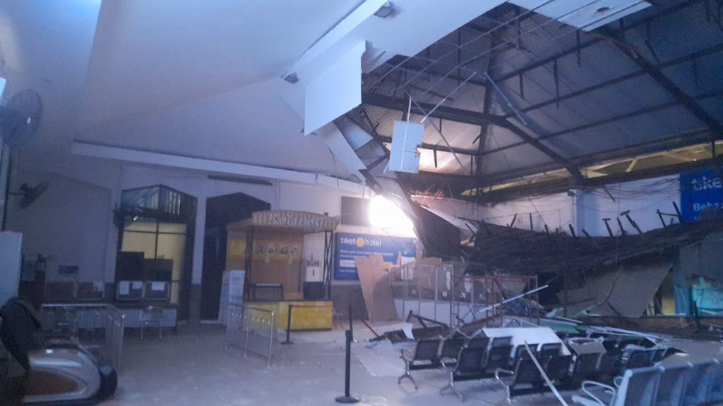 Plafon ruang tunggu Stasiun Pasar Turi yang ambrol (Foto: Humas Daop 8 PT KAI)