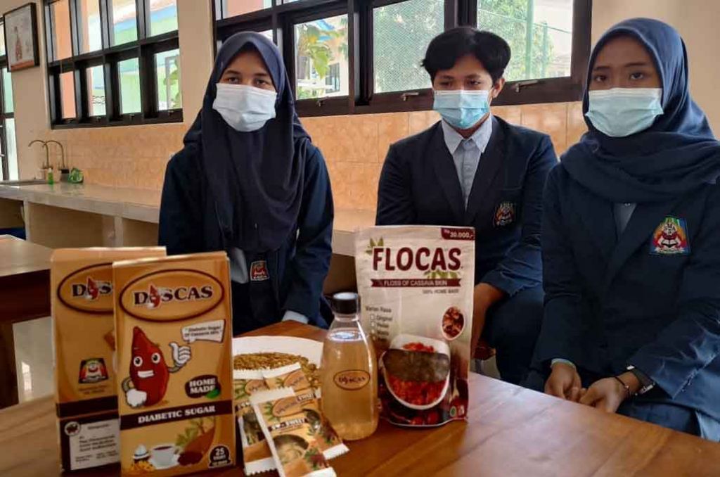 Tiga Siswa SMA Ponorogo ini Berkreasi Buat Gula dan Abon dari Kulit Singkong