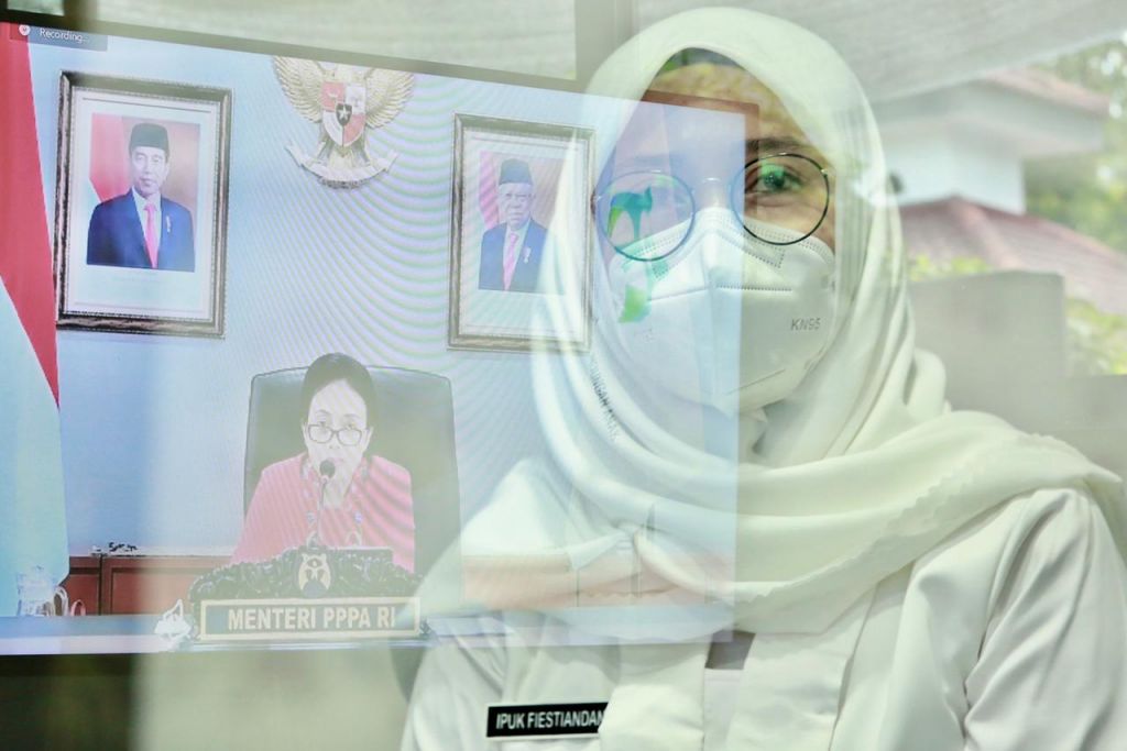 Ipuk Bagikan Alat Usaha dan Tulis Surat untuk Perempuan Korban Kekerasan