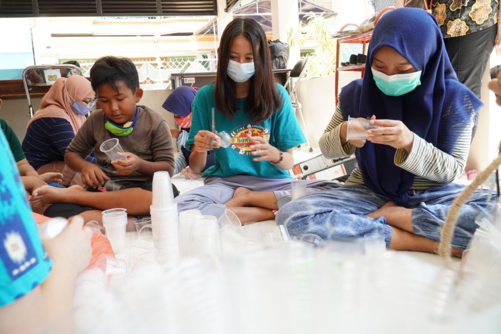 Dosen dan Mahasiswa UK Petra Berbagi Ilmu dengan Warga Kampung Herbal Surabaya